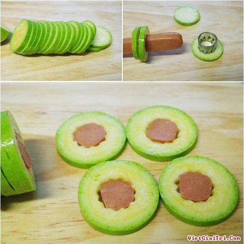 Cách làm bí ngòi nhồi xúc xích chiên trứng