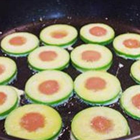 Cách làm bí ngòi nhồi xúc xích chiên trứng