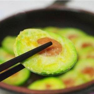 Cách làm bí ngòi nhồi xúc xích chiên trứng