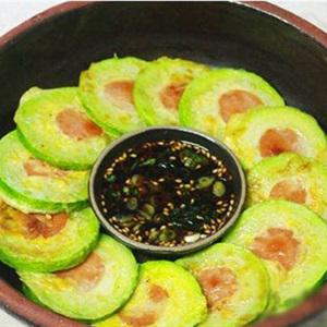 Cách làm bí ngòi nhồi xúc xích chiên trứng