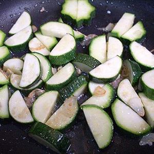 Cách làm bí ngòi xào bắp