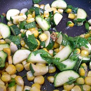 Cách làm bí ngòi xào bắp