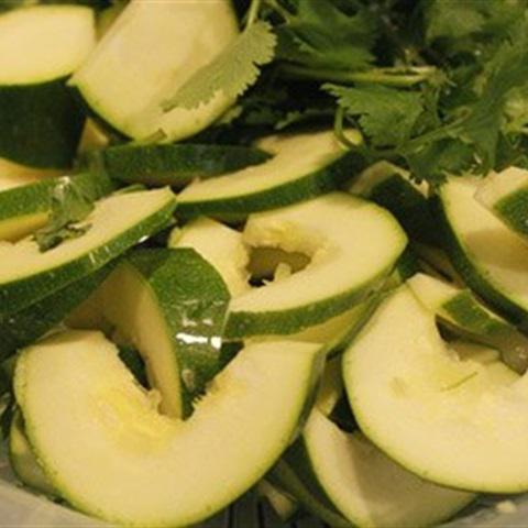 Cách làm bí ngòi xào tôm khô