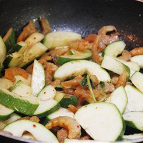 Cách làm bí ngòi xào tôm khô