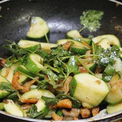 Cách làm bí ngòi xào tôm khô