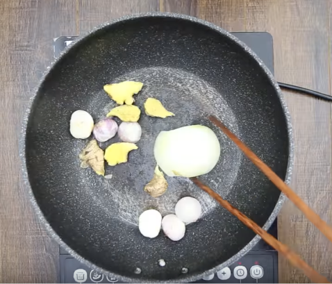 Bí quyết làm tai heo cuộn mộc nhĩ  giòn giòn lạ miệng, càng ăn càng mê