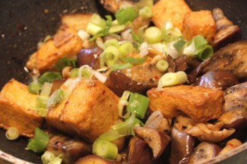 Bí quyết nấu món đậu phụ xào cà tím và nấm ngon tuyệt