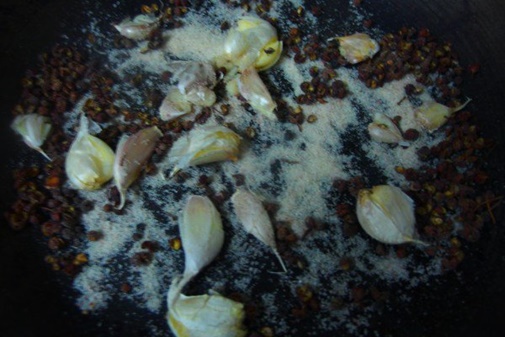 Bí quyết nướng gà thơm lừng, siêu ngon chỉ bằng nồi cơm điện