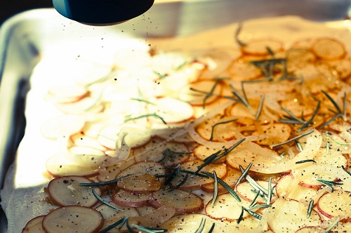 Biến tấu cơm nguội thành pizza giòn thơm, bạn đã thử