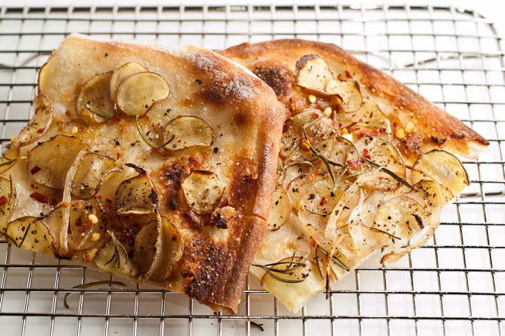 Biến tấu cơm nguội thành pizza giòn thơm, bạn đã thử