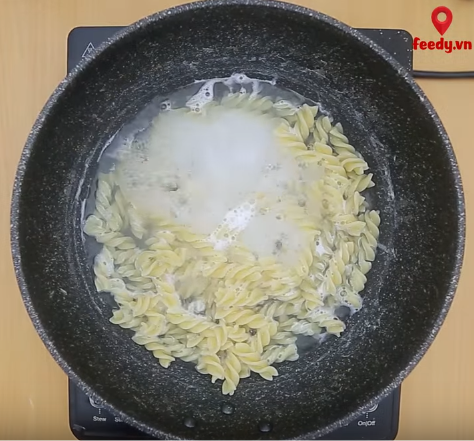 Biến tấu tokbokki Hàn Quốc thành món bánh gạo nướng xiên thịt bò ngon miễn bàn