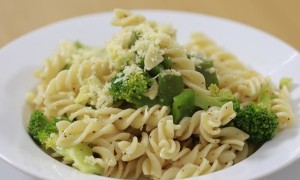 Biến tấu tokbokki Hàn Quốc thành món bánh gạo nướng xiên thịt bò ngon miễn bàn