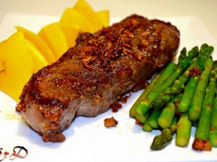 Bò bít-tết măng tây cháy tỏi