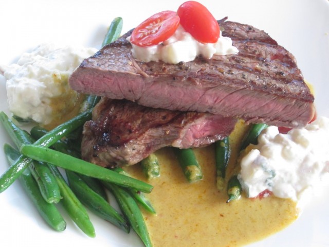 Bò bít tết sốt cà-ri