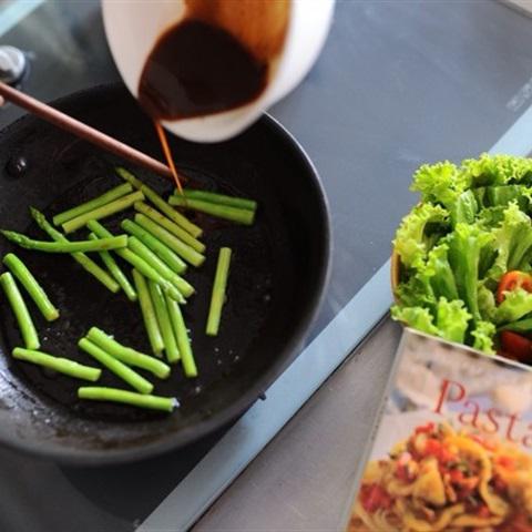 Cách làm bò bít tết với măng tây