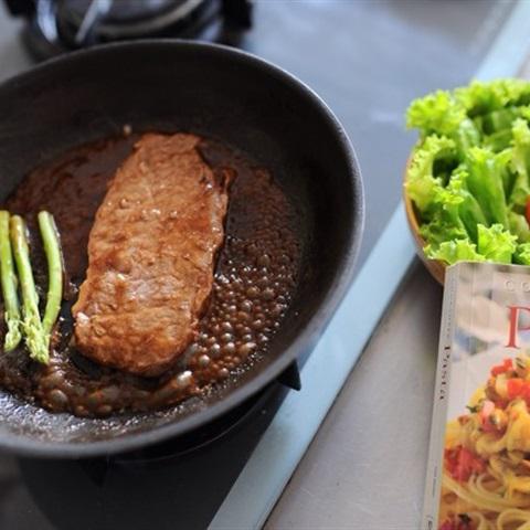 Cách làm bò bít tết với măng tây