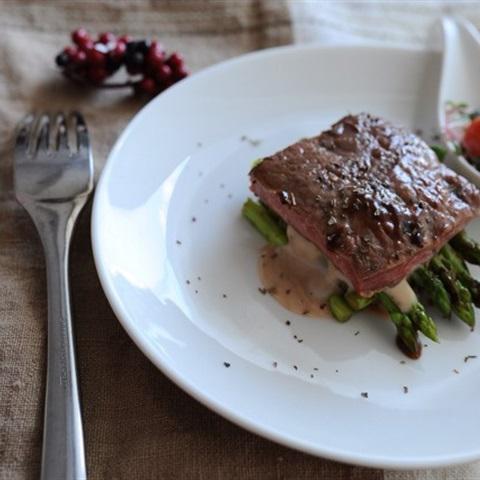 Cách làm bò bít tết với măng tây