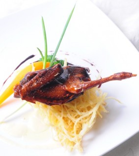 Bồ câu quay sốt sô-cô-la trắng