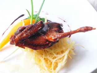 Bồ câu quay sốt sô-cô-la trắng