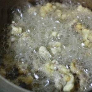 Cách làm bò chiên sốt chua ngọt