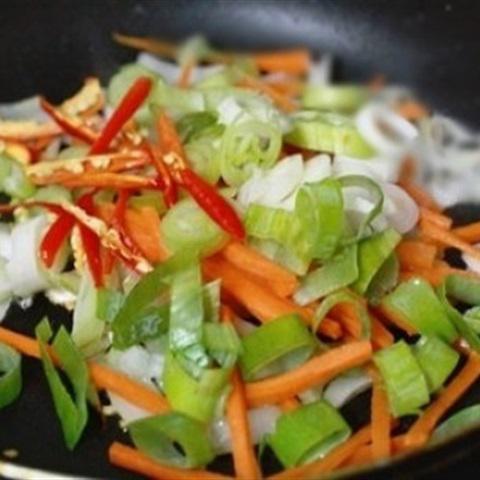 Cách làm bò chiên sốt chua ngọt