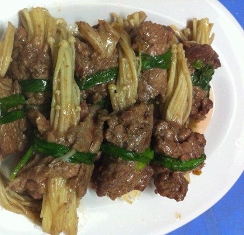 Bò cuộn nấm kim châm