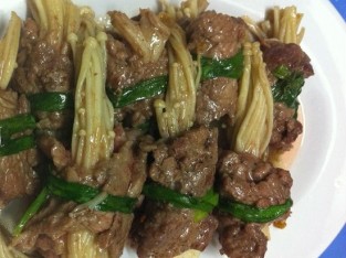 Bò cuộn nấm kim châm