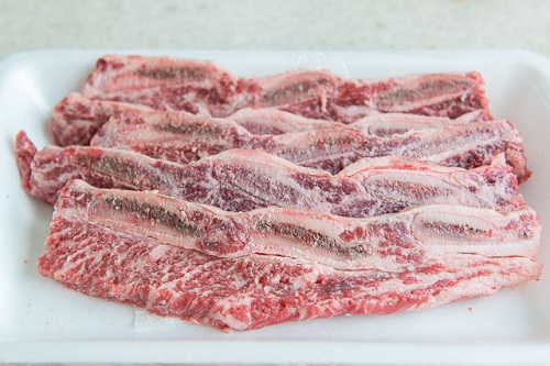 Bò cuộn nấm kim châm áp chảo thơm mềm ngon ngọt hấp dẫn vô cùng