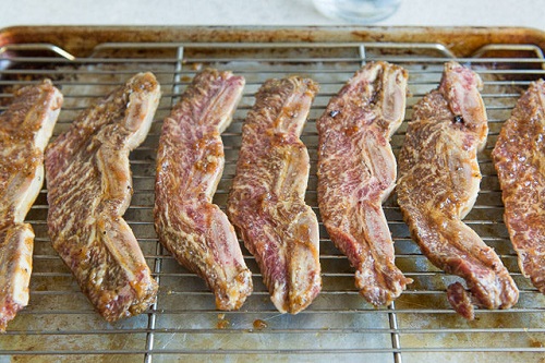 Bò cuộn nấm kim châm áp chảo thơm mềm ngon ngọt hấp dẫn vô cùng