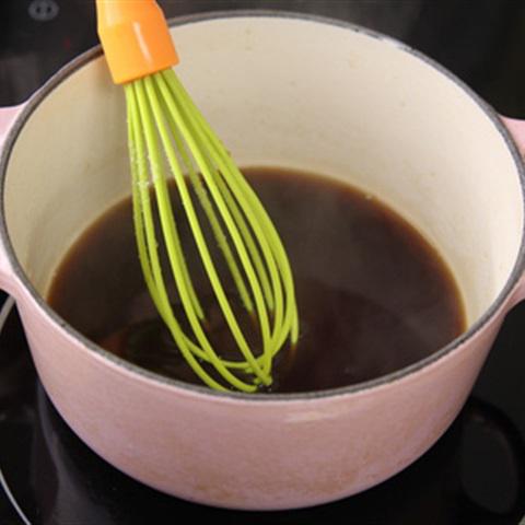 Cách làm bò cuộn nấm kim châm áp chảo