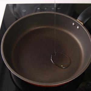 Cách làm bò cuộn nấm kim châm áp chảo