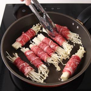 Cách làm bò cuộn nấm kim châm áp chảo