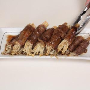 Cách làm bò cuộn nấm kim châm áp chảo