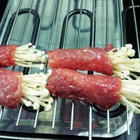 Cách làm bò cuộn nấm kim châm nướng