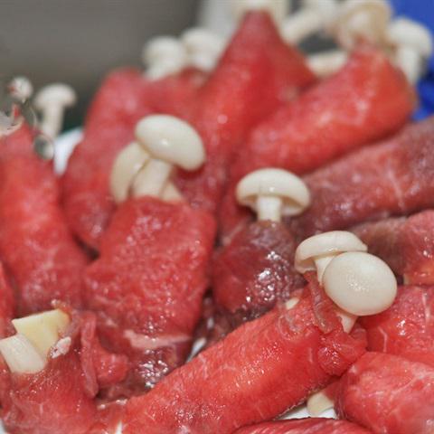 Cách làm bò cuộn nấm phô mai