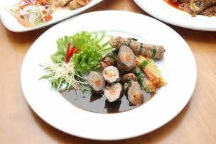 Bò cuộn rau củ sốt tiêu đen