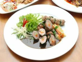 Bò cuộn rau củ sốt tiêu đen