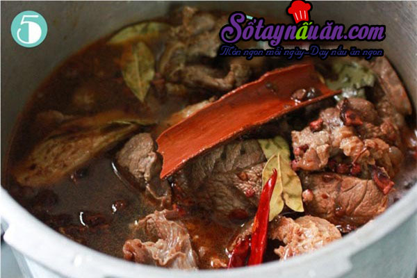 Bò hầm cay xua tan cái rét