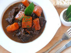 Bò hầm rượu vang