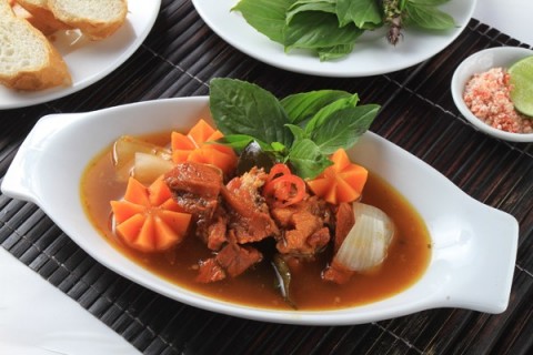 Bò nấu sốt vang