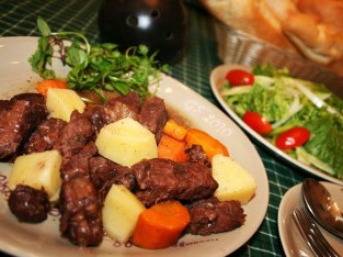 Bò nấu vang đỏ