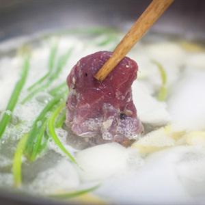 Cách làm bò nhúng giấm và trái dừa