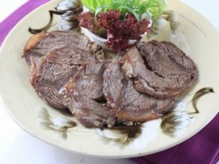 Bò om tương bần