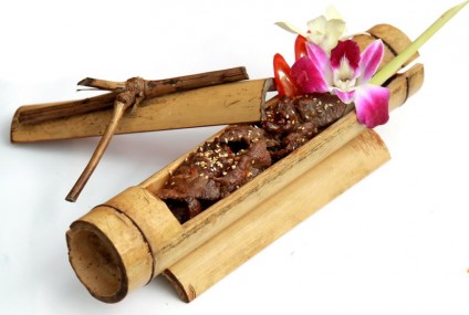 Bò sa-tế nướng ống tre