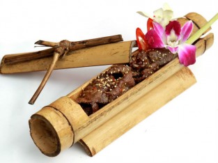 Bò sa-tế nướng ống tre