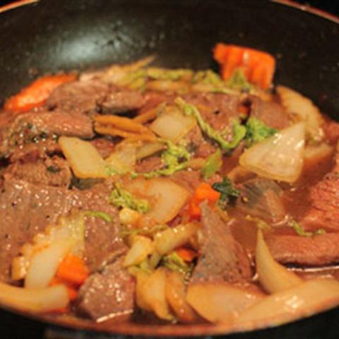 Cách làm bò sốt rau củ