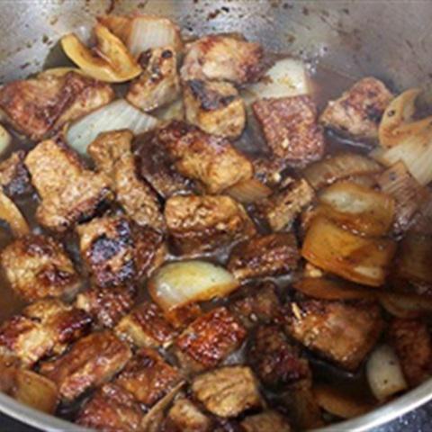 Bò sốt rượu vang