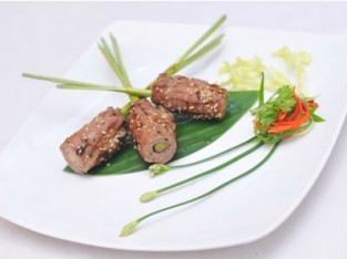 Bò tẩm mè cuốn sả