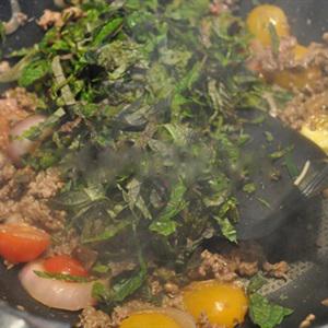 Cách làm bò trộn tía tô