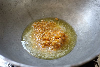 Bỏ túi bí quyết làm bánh quế vừng giòn tan bằng chảo ngay tại nhà